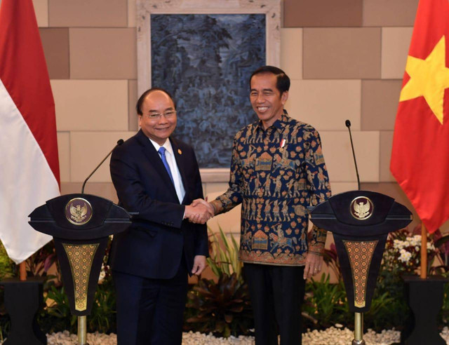 Presiden Vietnam dan Presiden Indonesia sedang bersalaman (setneg.go.id)