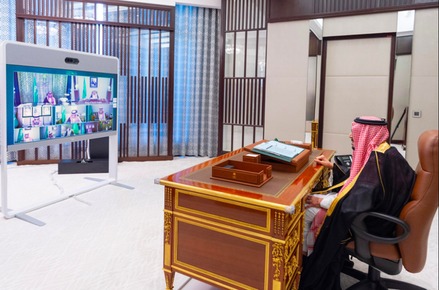 Raja Salman memimpin rapat kabinet lewat telekonferensi, Selasa (27/5/2024). Foto: X/@makkahregion