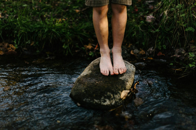 Ilustrasi Cara Mengatasi Telapak Kaki Pecah-Pecah, Sumber Unsplash Jordan Whitt