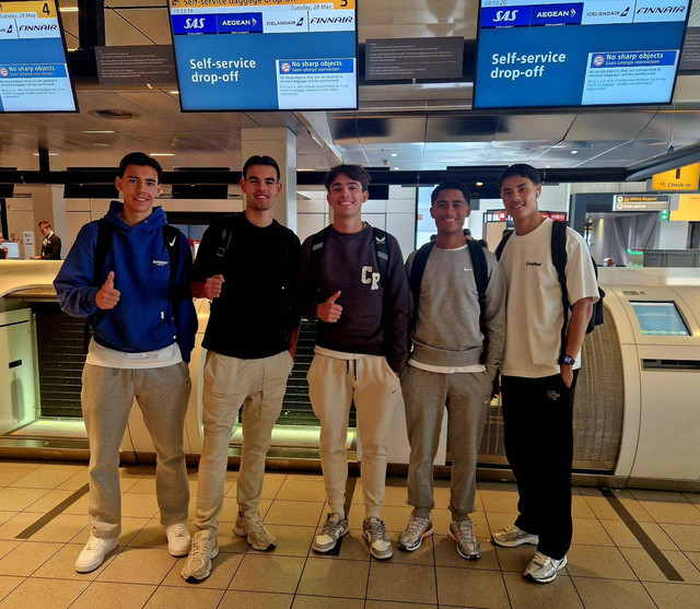 Dion Markx, Jens Raven, Tim Geypens, Mauresmo Hinoke, Sem Yvel di bandara menuju bergabung dengan Timnas U-20 Indonesia di Como, Italia. Foto: Jens Raven