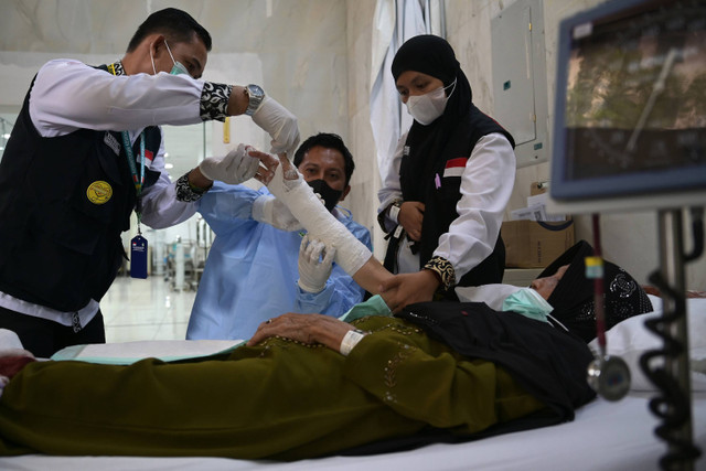 Dokter dan tim medis menangani pasien di Klinik Kesehatan Haji Indonesia (KKHI) Makkah, Makkah, Arab Saudi, Selasa (28/5/2024). Foto: ANTARA FOTO/Sigid Kurniawan