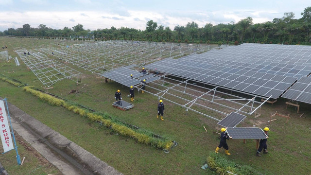 Sejumlah pekerja melakukan pemasangan instalasi pembangkit listrik tenaga surya di Blok Rokan, Provinsi Riau. Foto: Dok. Pertamina