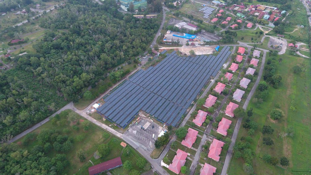 Ribuan surya panel terpasang di wilayah kerja Pertamina Hulu Rokan sebagai kontribusi PHR untuk pengurangan emisi. Foto: Dok. Pertamina