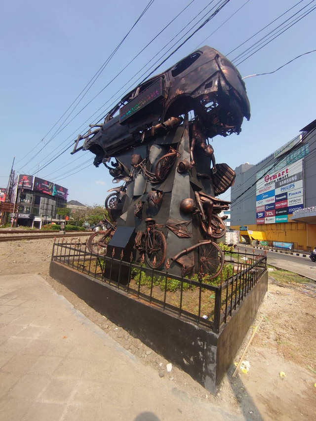 Monumen Mobil-Motor yang hancur di perlintasan KA Karawang. Foto: Dok. kumparan