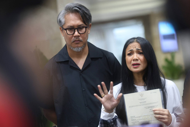 Artis Nirina Zubir saat menerima sertifikat tanah di kementerian ATR BPN, Jakarta, Rabu, (29/5/2024).  Foto: Agus Apriyanto