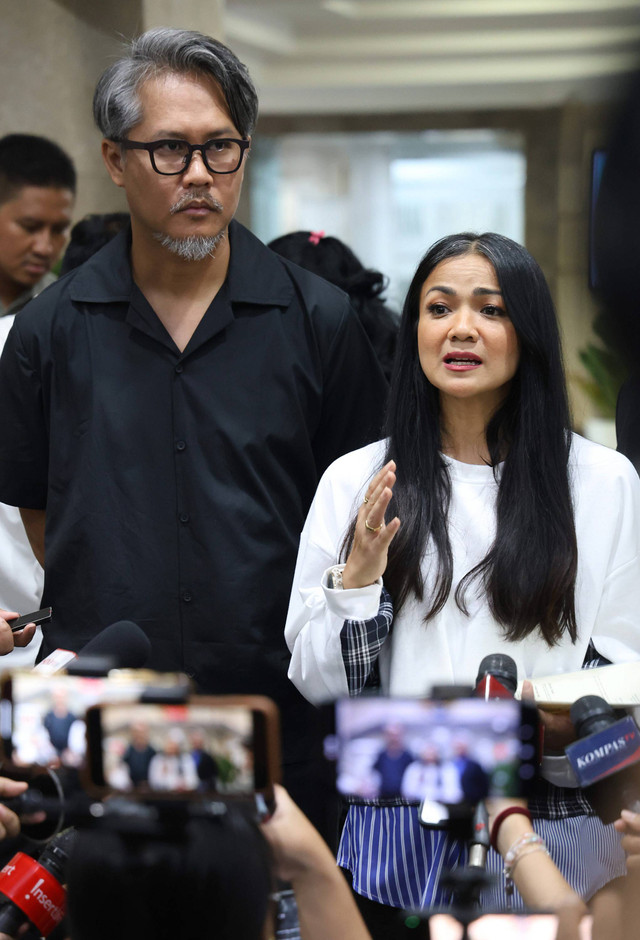 Artis Nirina Zubir saat menerima sertifikat tanah di kementerian ATR BPN, Jakarta, Rabu, (29/5/2024).  Foto: Agus Apriyanto