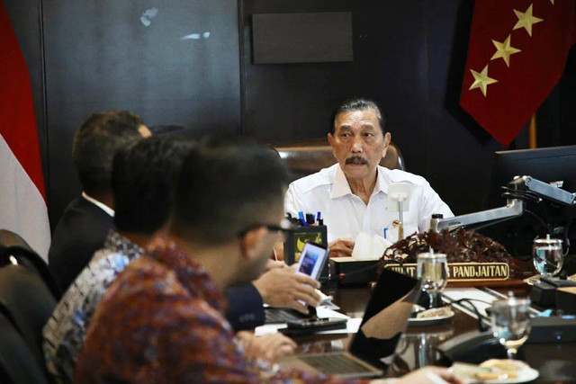 Menteri Koordinator bidang Maritim dan Investasi (Marves), Luhut B Pandjaitan, turun tangan memimpin Rapat Rancangan Peta Jalan dan Rencana Aksi Nasional Pengembangan Industri Sustainable Aviation Fuel (SAF) di Indonesia, Rabu (29/5).dok. instagram @luhut.pandjaitan.