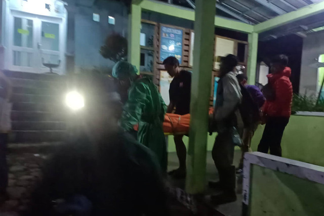 Proses evakuasi jenazah pendaki yang tewas saat turun dari Gunung Gede, Cianjur, Jawa Barat, Selasa (28/5/2024) malam. Foto: Dok. Istimewa