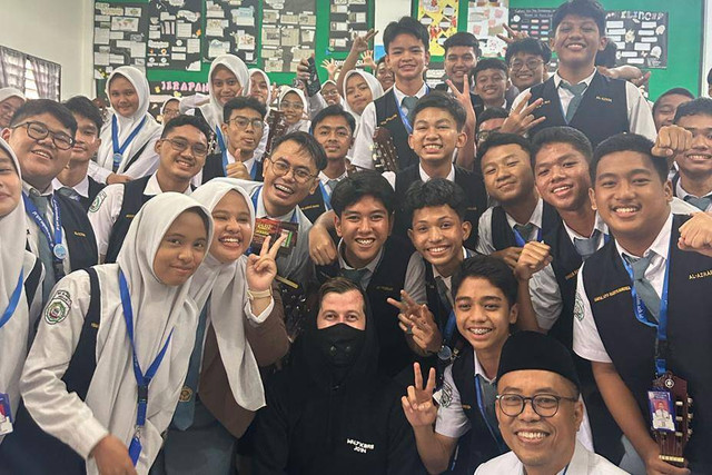 DJ Alan Walker temui guru dan pelajar di Medan.  Foto: Dok. Istimewa