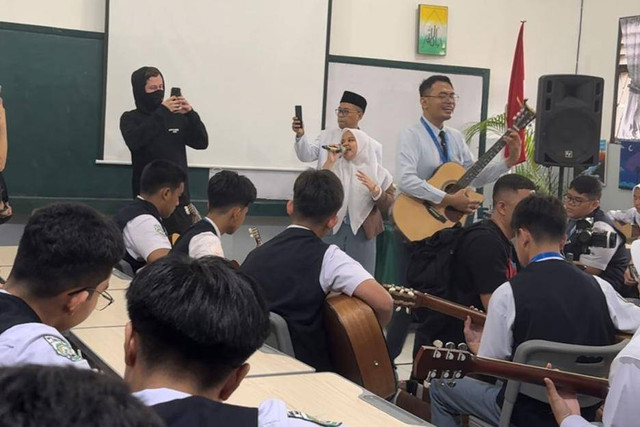 DJ Alan Walker temui guru dan pelajar di Medan.  Foto: Dok. Istimewa