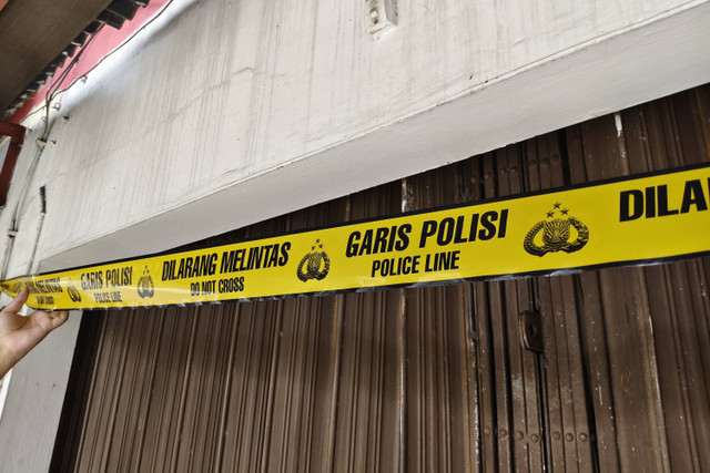 Salon kecantikan di Tambakbayan, Kalurahan Caturtunggal, Kapanewon Depok, Kabupaten Sleman, yang sebabkan perempuan berinisial PK (27) diberi garis polisi, Rabu (29/5/2024). Foto: Arfiansyah Panji Purnandaru/kumparan