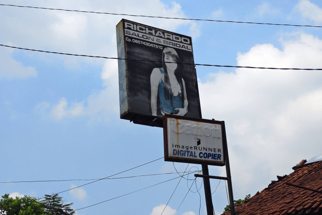 Banner salon kecantikan yang sebabkan perempuan berinisial PK (27) tewas. Foto: Arfiansyah Panji Purnandaru/kumparan