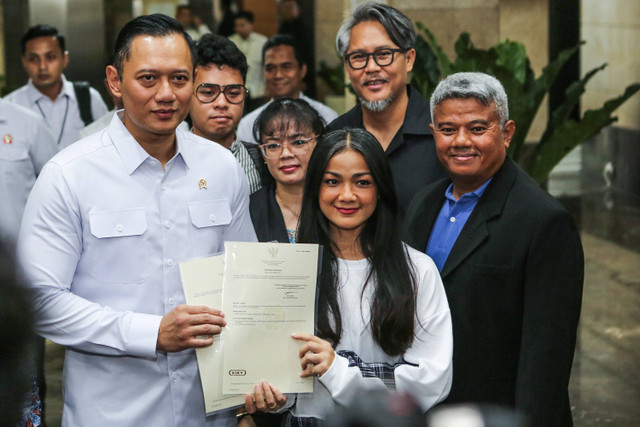 Menteri Agraria dan Tata Ruang/Kepala Badan Pertanahan Negara (ATR/BPN) Agus Harimurti Yudhoyono (kiri) menyerahkan sertifikat tanah kepada artis Nirina Zubir (tengah) di Kantor ATR/BPN, Jakarta, Rabu (29/5). Foto: ANTARA FOTO/Asprilla Dwi Adha