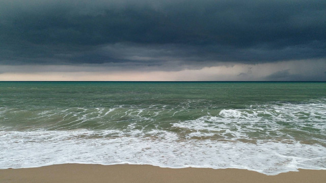 Pantai Linau. Foto Hanya Ilustrasi, Bukan Tempat Sebenarnya, Sumber Unsplash Fitriyanda Salfamas