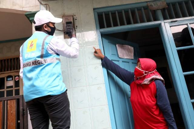 Petugas PLN saat melakukan pengecekan di rumah warga. Tarif listrik non subsidi direncarakan akan naik, DPRD Kalbar minta pemerintah tinjau kembali kebijkan tersebut. Foto: Dok. PLN Kalbar