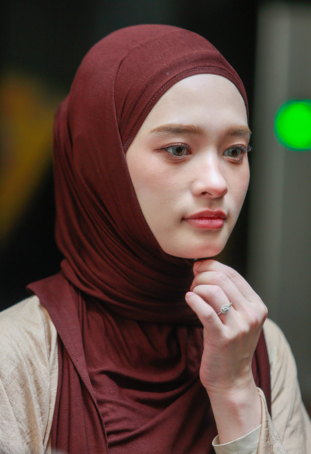 Inara Rusli bersama kuasa hukum saat ditemui wartawan di Polda Metro Jaya, Jakarta, Rabu, (29/5/2024). Foto: Agus Apriyanto