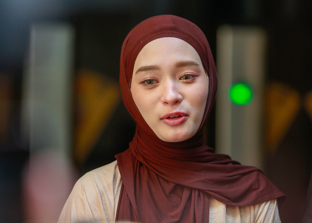 Inara Rusli bersama kuasa hukum saat ditemui wartawan di Polda Metro Jaya, Jakarta, Rabu, (29/5/2024). Foto: Agus Apriyanto