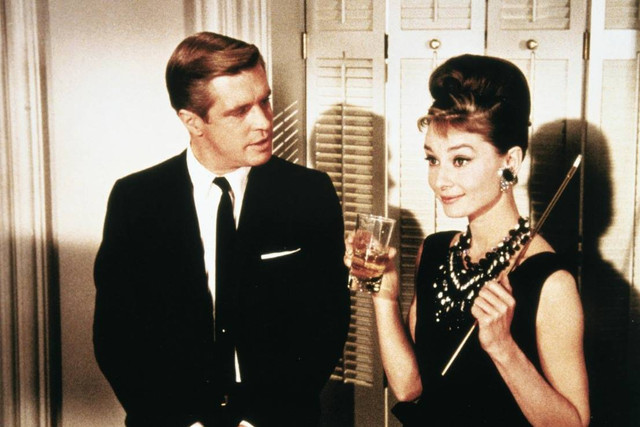 Audrey Hepburn saat bermain di film Breakfast at Tiffany menggunakan gaun karyavHubert de Givenchy. Foto: IMDb