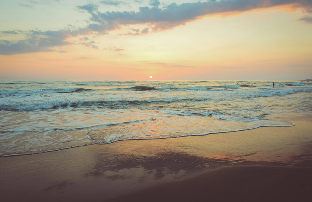 Pantai Alue Naga. Foto hanya sebagai ilustrasi, bukan tempat sebenarnya. Sumber: Unsplash/Camille Minouflet.