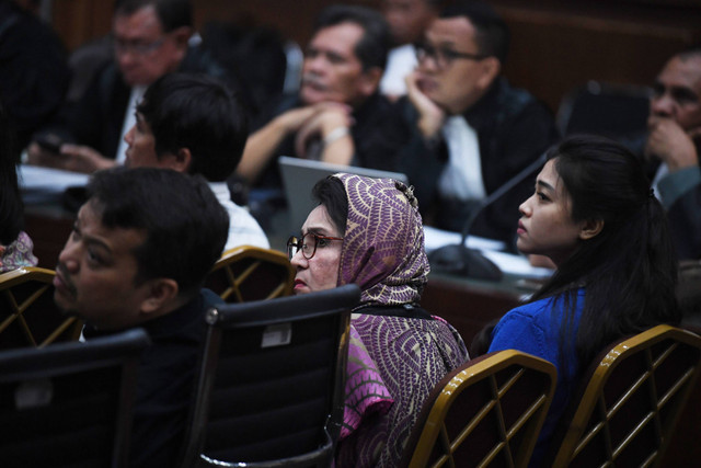 Istri terdakwa kasus pemerasan dan gratifikasi di Kementan Syahrul Yasin Limpo, Ayun Sri Harahap bersama anak Kemal Redindo Syahrul Putra dan cucu Andi Tenri Bilang Radisyah Melati menjadi saksi saat sidang lanjutan di Pengadilan Tipikor (29/5/2024). Foto: Akbar Nugroho Gumay/ANTARA FOTO