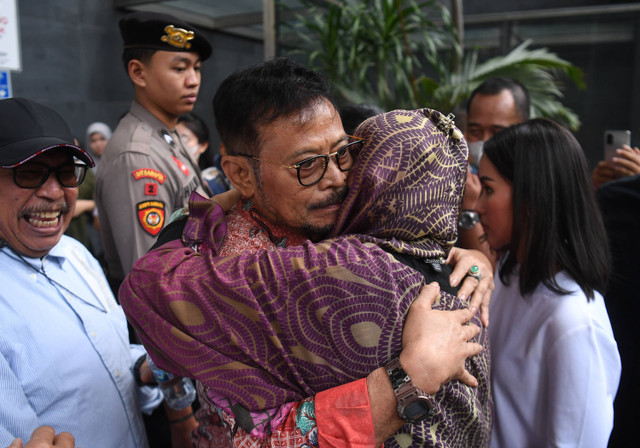 Terdakwa kasus pemerasan dan gratifikasi di Kementerian Pertanian Syahrul Yasin Limpo (kiri) berpelukan dengan istrinya Ayun Sri Harahap (kanan) usai mengikuti sidang lanjutan di Pengadilan Tipikor, Jakarta, Rabu (29/5/2024).  Foto: Akbar Nugroho Gumay/ANTARA FOTO