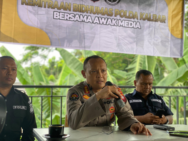 Kabid Humas Polda Kalbar memberikan paparan kepada awak media. Foto: Rere Hutapea/Hi!Pontianak