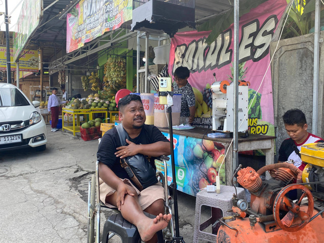 Kang Mangsur saat live TikTok untuk larisi dagangan UMKM di Berbah, Sleman, Senin (27/5). Foto: Resti Damayanti/Pandangan Jogja