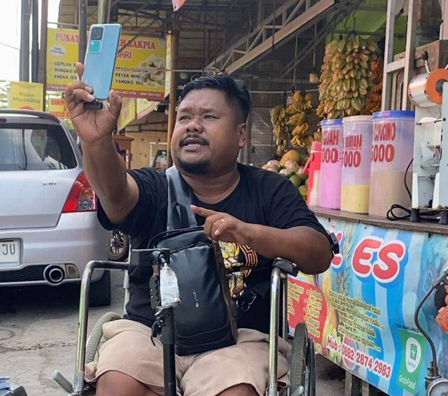 Kang Mangsur saat live TikTok untuk larisi dagangan UMKM di Berbah, Sleman, Senin (27/5). Foto: Resti Damayanti/Pandangan Jogja