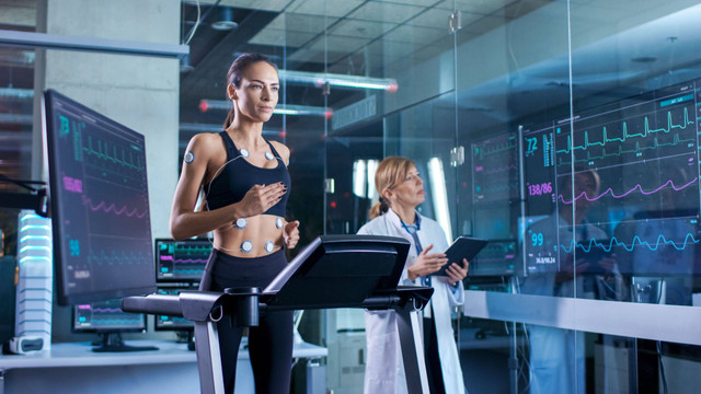 Atlet berlari di treadmill dengan elektroda terpasang di tubuhnya. (sumber: shutterstock)