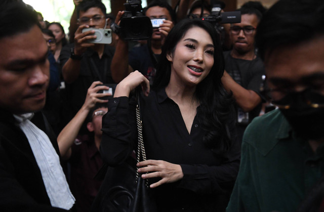 Pedangdut Nayunda Nabila bersiap menjadi saksi dalam sidang lanjutan kasus pemerasan dan gratifikasi di Kementerian dengan terdakwa Syahrul Yasin Limpo di Pengadilan Tipikor, Jakarta, Rabu (29/5/2024). Foto: Akbar Nugroho Gumay/ANTARA FOTO