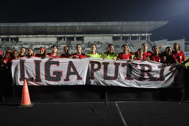 Pemain Timnas Wanita Indonesia bentangkan spanduk "Liga Putri?". Foto: Iqbal Firdaus/kumparan