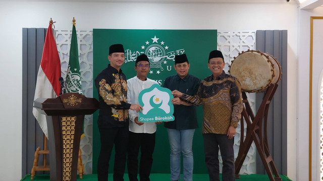 Head of Public Affairs Shopee Indonesia Radynal Nataprawira dan Wakil Ketua Umum PBNU KH Sayyid Muhammad Hilal Al Aidid (kedua kanan) dan Pengurus PBNU dalam peresmian pelatihan Santri Siap Ekspor di Kantor PBNU, Jakarta, Rabu (29/5/2024).  Foto: Widya Islamiati/kumparan