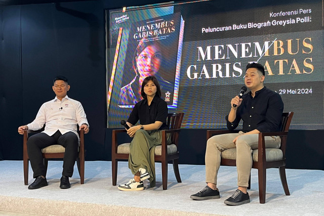 Greysia Polii saat memperkenalkan buku terbarunya berjudul 'Menembus Garis Batas' di Jakarta, Rabu (29/5/2024). Foto: Soni Insan Bagus/kumparan