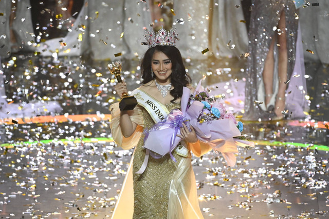 Miss Sumatera Utara Monica Kezia Sembiring mengenakan mahkota dan mengangkat pialanya usai memenangi Miss Indonesia 2024 di Jakarta, Rabu (29/5/2024). Foto: Aditya Pradana Putra/ANTARA FOTO