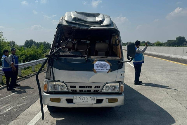 Minibus pengangkut rombongan pengantar haji asal Kabupaten Demak mengalami kecelaakan di Tol Semarang-Solo KM 489. Foto: Dok. Istimewa