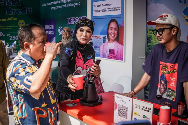 Bupati Jember Hendy Siswanto menjajal minum kopi di acara Jatim Coffee and Trade Fest 2024. Foto: Dok. Istimewa