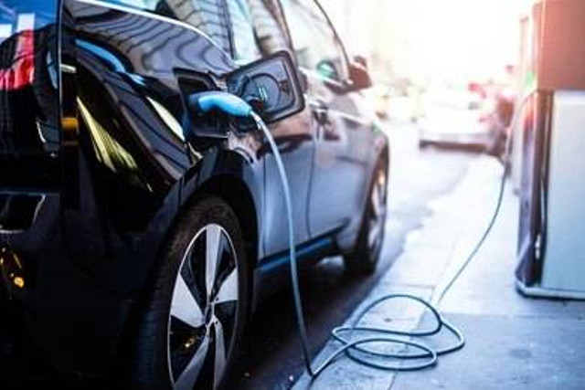 Pengisian Energi Listrik pada Mobil Listrik (Sumber: Shutterstock)