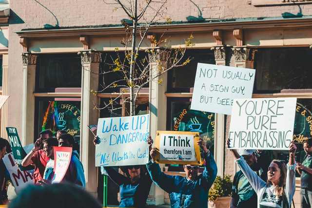 Ilustrasi salah satu bentuk demokrasi yaitu penyampaian aspirasi dengan aksi turun ke jalan. Sumber : Photo by Rosemary Ketchum: https://www.pexels.com/photo/people-holding-signs-with-text-on-protesting-1464209/