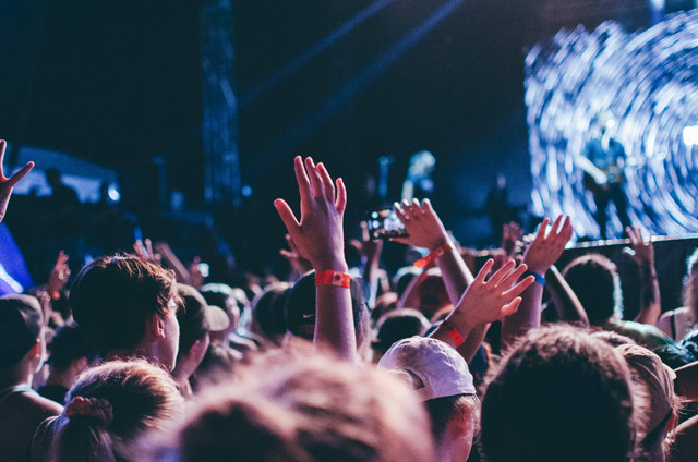 Jadwal dan lokasi konser Juicy Luicy di Jakarta. Foto hanya ilustrasi, bukan gambar sebenarnya. Sumber: Unsplash/ Alex Bracken.
