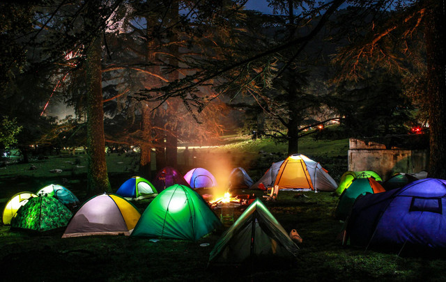 Camping Ground Gunung Bunder. Foto hanya ilustrasi, bukan tempat yang sebenarnya. Sumber: unsplash.com/Hichem Maghachou.