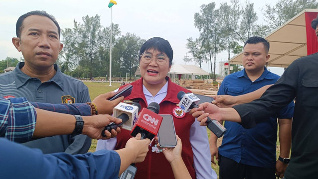 Wakil Kepala BPIP, Rima Agristina dan Sekretaris Utama BPIP, Tonny Agung Arifianto saat diwawancarai wartawan usai meninjau kesiapan upacara peringatan Hari Lahir Pancasila di Lapangan Garuda PHR Dumai, Riau, Kamis (30/5). Foto: Fadlan Nuril Fahmi/kumparan