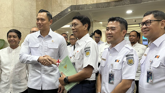 Menteri ATR BPN Agus Harimurti Yudhoyono dan Direktur Utama KAI Didiek Hartantyo dalam penyerahan dua sertifikat tanah milik KAI senilai Rp 480 miliar di Kantor ATR/BPN Jakarta, Kamis (30/5/2024). Foto: Widya Islamiati/kumparan