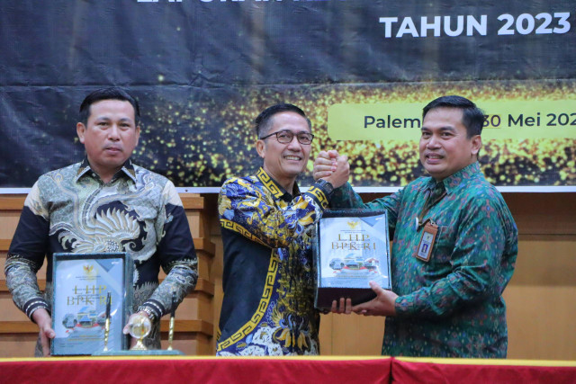 Pj Wali Kota Palembang, Ratu Dewa, saat menerima opini WTP dari Kepala BPK Perwakilan Sumsel, Andri Yogama. (ist)