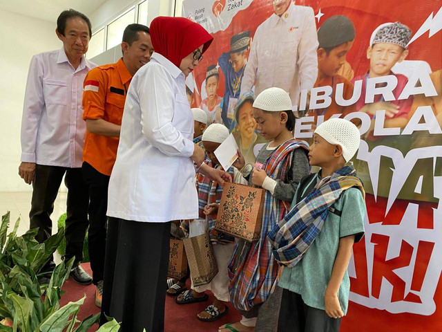 Ketua PMI Kalbar, Lismayarni berikan bingkisan kepada anak-anak yang ikut sunat massal di PMI Kalbar. Foto: Yulia Ramadhiyanti