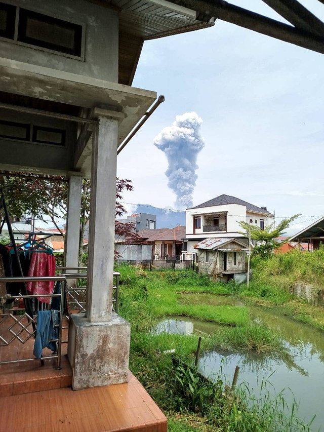 Gunung Marapi, Sumbar, dilihat dari Kota Bukittinggi, Kamis siang (30/5/2024). Dok: kumparan