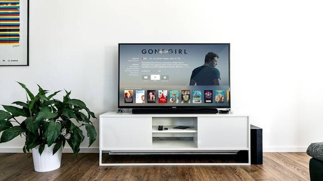 Ilustrasi Tips Memilih Smart TV. Sumber: unsplash.com/ Jens Kreuter