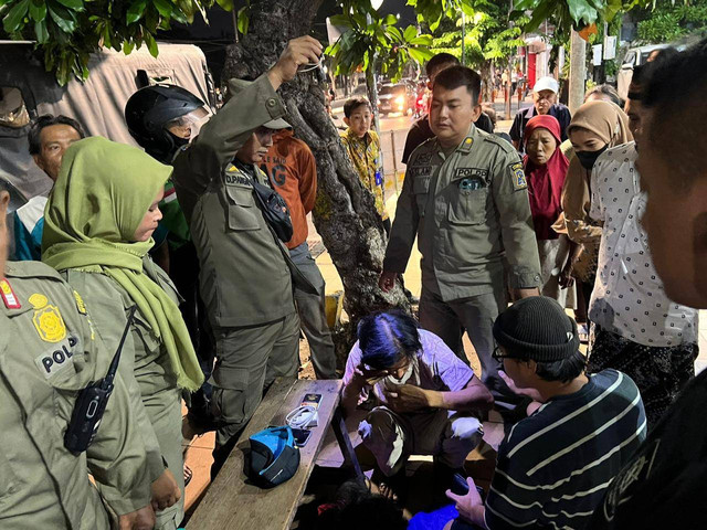 TM (45), pria warga Kecamatan Tambaksari, Surabaya, tertangkap saat mencuri ponsel di sekitar RSUD dr Soetomo Surabaya. Foto: Dok. Istimewa