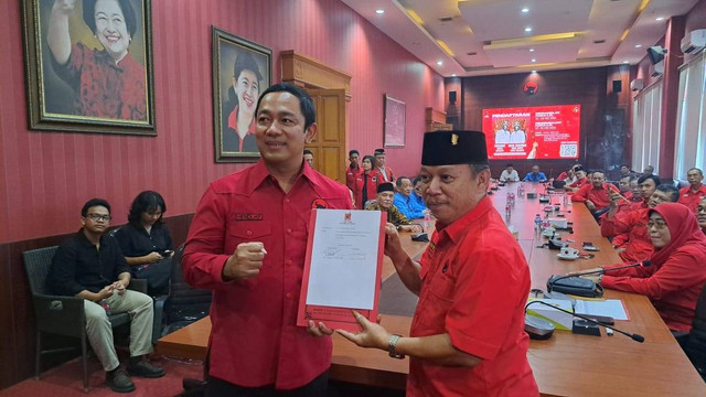 Kepala Lembaga Kebijakan Pengadaan Barang/Jasa Pemerintah (LKPP) Hendrar Prihadi atau Hendi saat menyerahkan berkas formulir pendaftaran di Panti Marhaen kantor DPD PDIP Jawa Tengah, Kamis (30/5). Foto: Dok. Istimewa