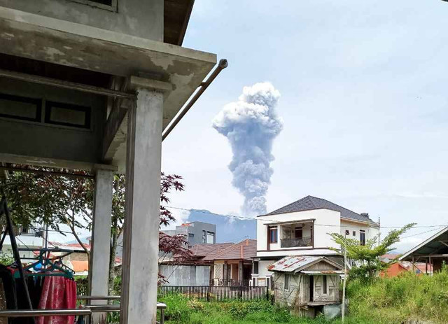 Gunung Marapi, Sumbar, dilihat dari Kota Bukittinggi, Kamis siang (30/5/2024). Foto: Dok. Istimewa