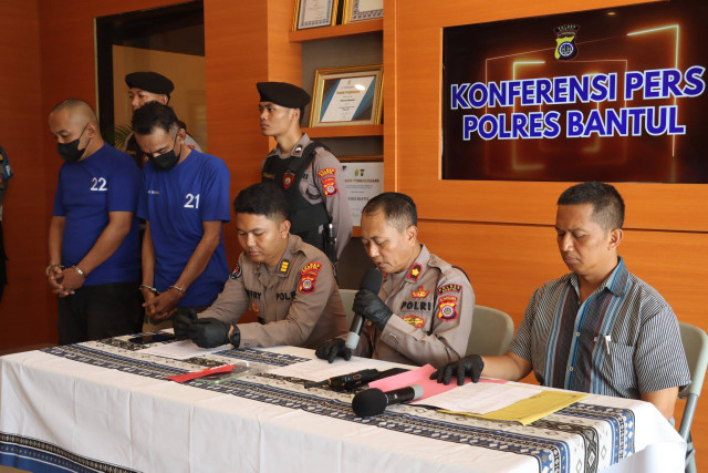 Seorang pria berinisial AP (48) merampas motor dan ponsel di TPR Pantai Cangkring, Kabupaten Bantul, Senin (20/5) silam dengan modal pistol mainan. Foto: Dok. Polres Bantul